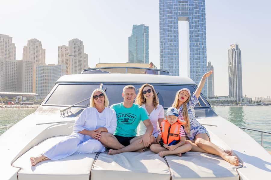 Dubai: The Luxury Yacht Tour with Live BBQ Option - BBQ, drinks, and the onboard bar