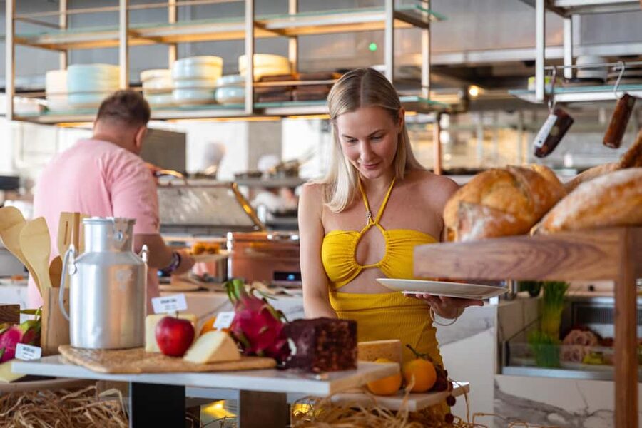 Dubai: The Palm Saturday Brunch with Unlimited Food & Drinks - Seafood, sushi, pasta, and gourmet meats