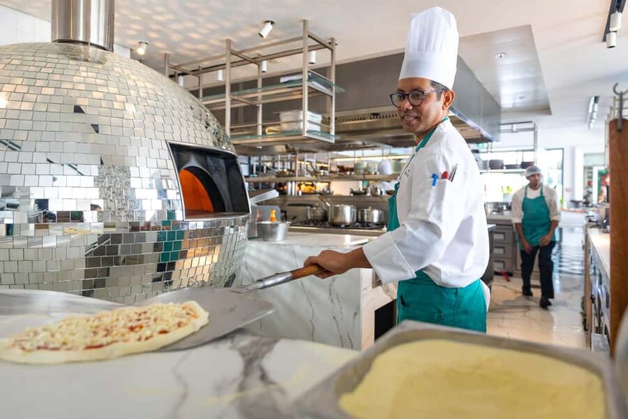 Dubai: The Palm Saturday Brunch with Unlimited Food & Drinks - Skyline views and the outdoor setting