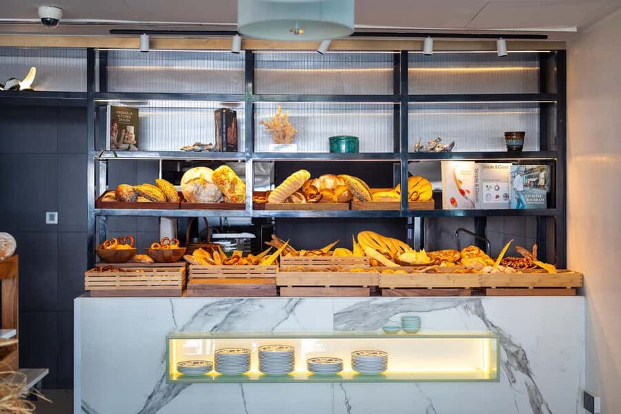 Dubai: The Palm Saturday Brunch with Unlimited Food & Drinks - Entertainment for adults and children
