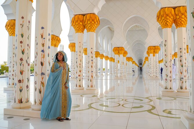 Dubai To Abu Dhabi: Grand Mosque, Royal Palace & Etihad Towers - Lunch near the mosque, at your own cost