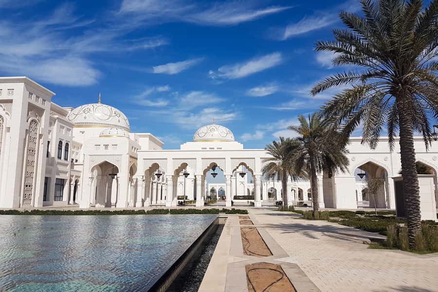 Dubai to Abu Dhabi Private Tour: Grand Mosque & Royal Palace - Why the private guide matters