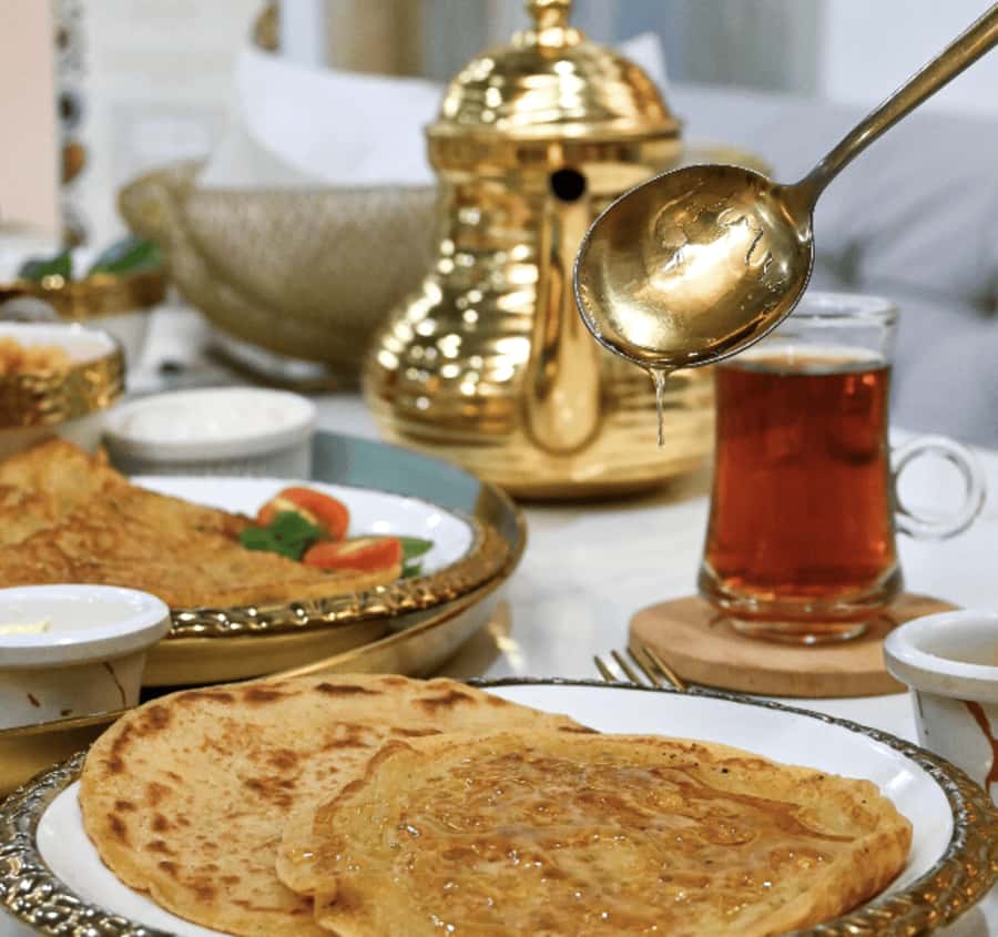 Dubai: Traditional Emirati Breakfast Experience - What arrives on the Emirati breakfast table