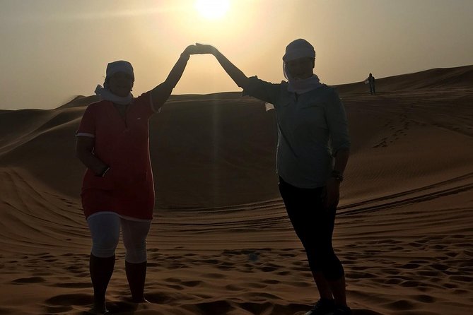 Dubai: Unique SUNSET 4WD Red Dunes Safari - Dinner at the traditional desert camp
