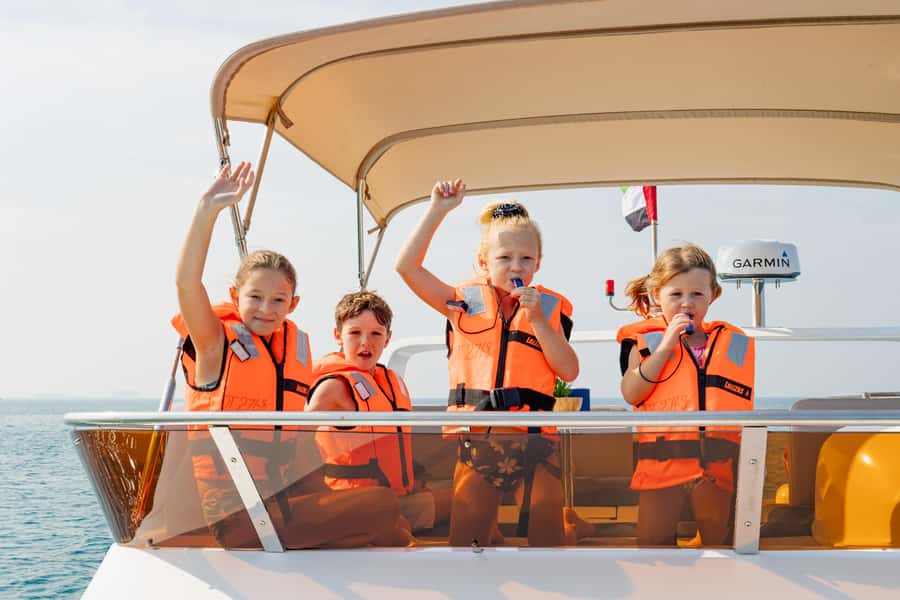 Dubai: Yacht Cruise with Swimming, Snorkeling and BBQ Lunch - BBQ lunch and drinks onboard