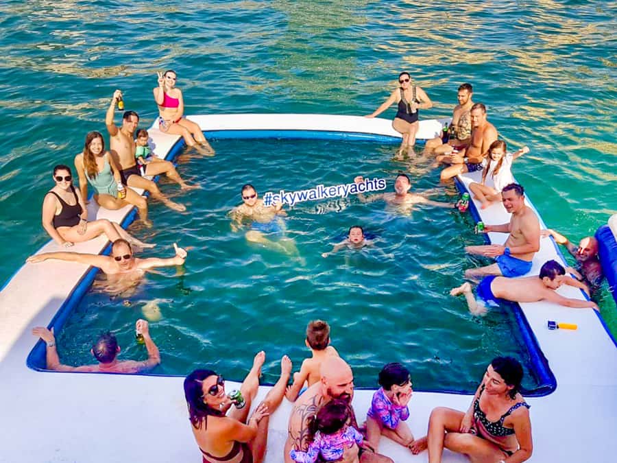 Dubai: Yacht Cruise with Swimming, Snorkeling and BBQ Lunch - How crowded will the yacht feel?