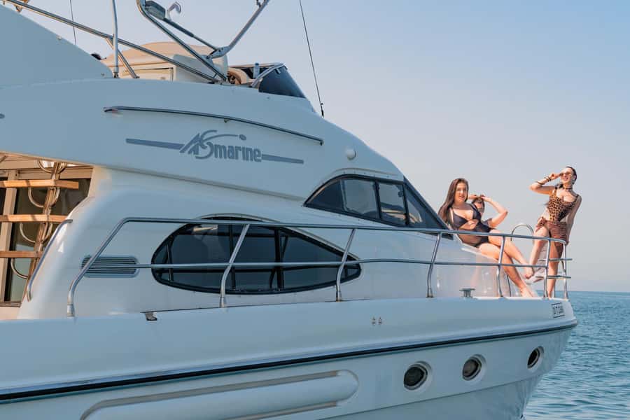Dubai Yacht Tour - Boat Trip upto 12 guests Private event - Why seeing Dubai from a private yacht works