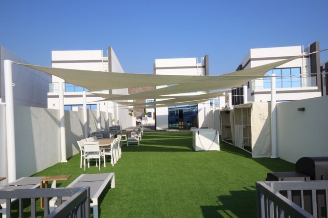 From Abu Dhabi: 2 Dives for Certified Divers in Fujairah - Equipment, lockers, showers, and changing rooms