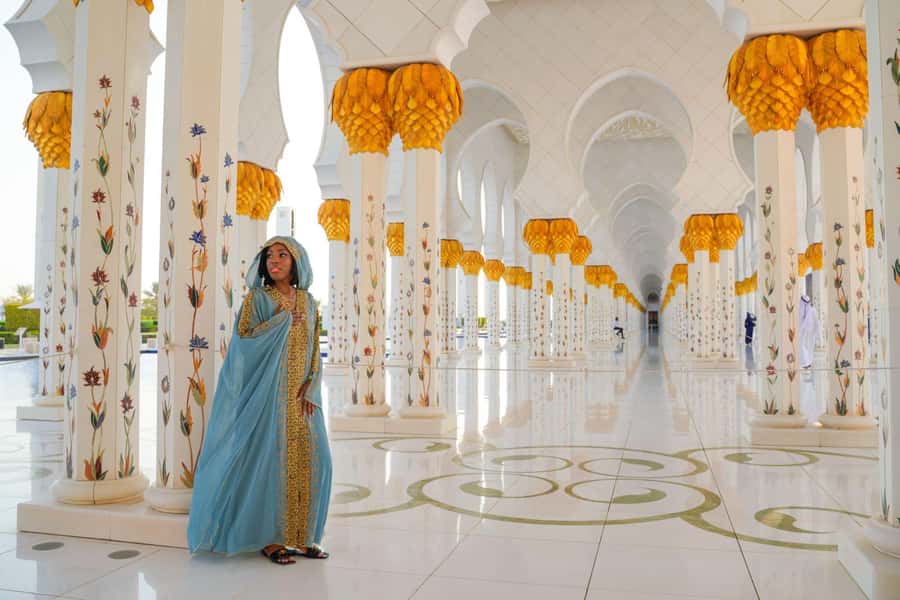 From Abu Dhabi: Half-Day Sheikh Zayed Mosque Guided Tour - Choosing the optional Emirati lunch
