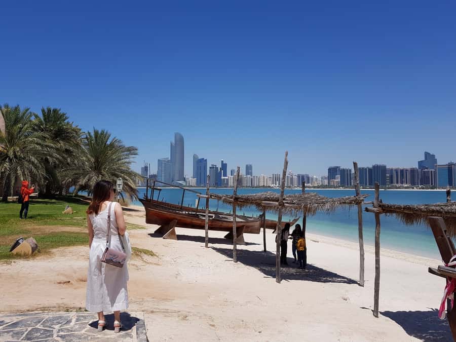 From Dubai: Abu Dhabi City Tour - Emirates Palace in 15 minutes