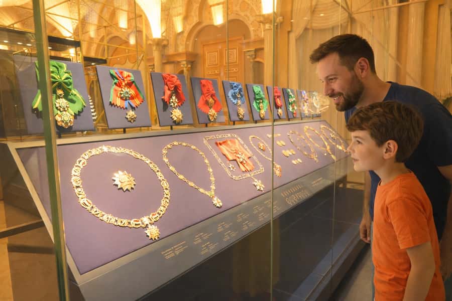 From Dubai: Abu Dhabi Day Tour with Qasr al Watan - Qasr Al Watan: the tour’s grand interior