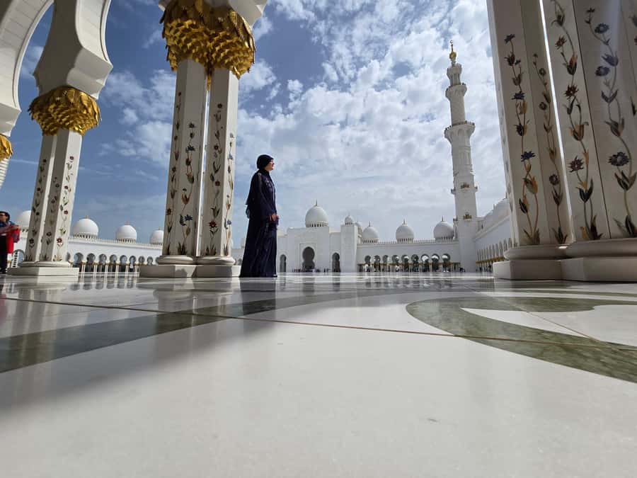 From Dubai: Abu Dhabi Day Tour with Warner Bros World Ticket - Four hours at Warner Bros World Abu Dhabi