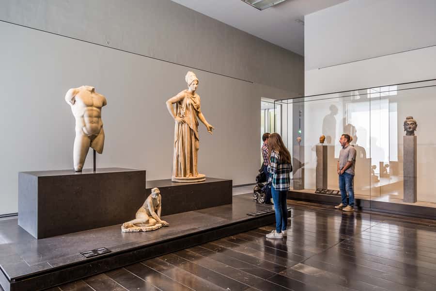 From Dubai: Abu Dhabi Grand Mosque & Louvre Museum Full-Day - Dress, bags, and other practical details