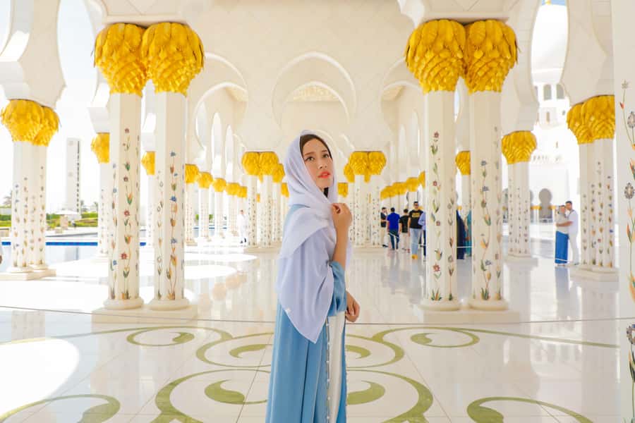 From Dubai: Abu Dhabi Sheikh Zayed Mosque Guided Tour - Inside the prayer hall, chandeliers and the giant carpet