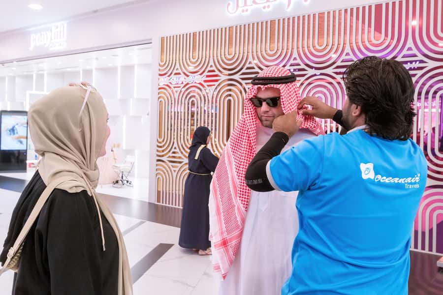From Dubai: Abu Dhabi Sheikh Zayed Mosque Guided Tour - The Dubai pickup and 90-minute road journey