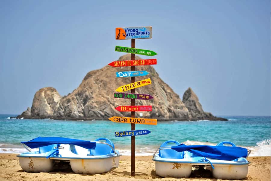 Fujairah: Snorkeling and Watersports at Snoopy Island - Snoopy Island from the Sandy Beach shoreline