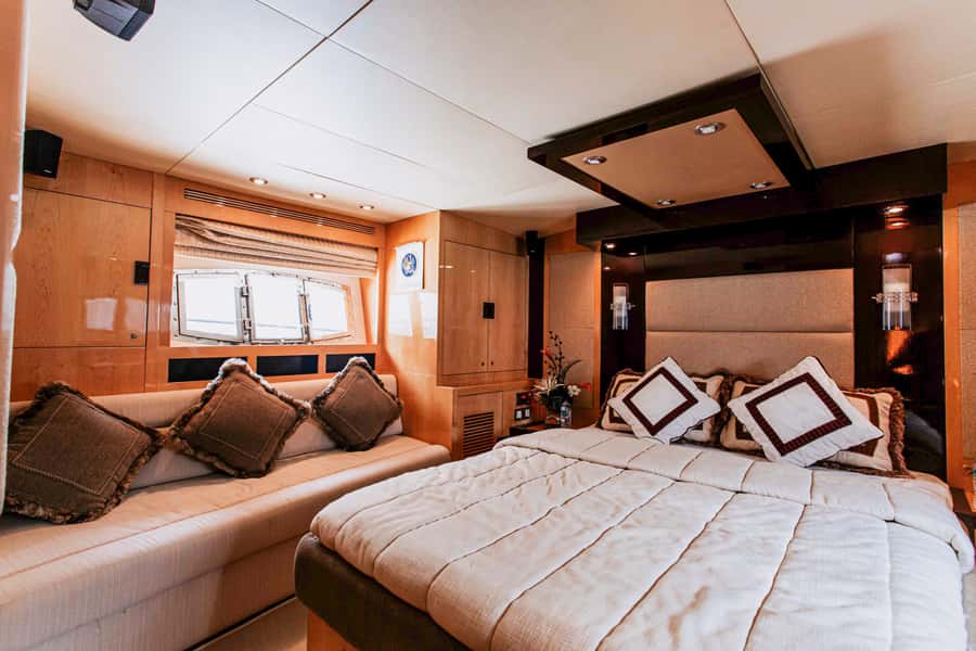 Private Yacht Dubai: 56ft - Comfort, service, and the yacht-party question